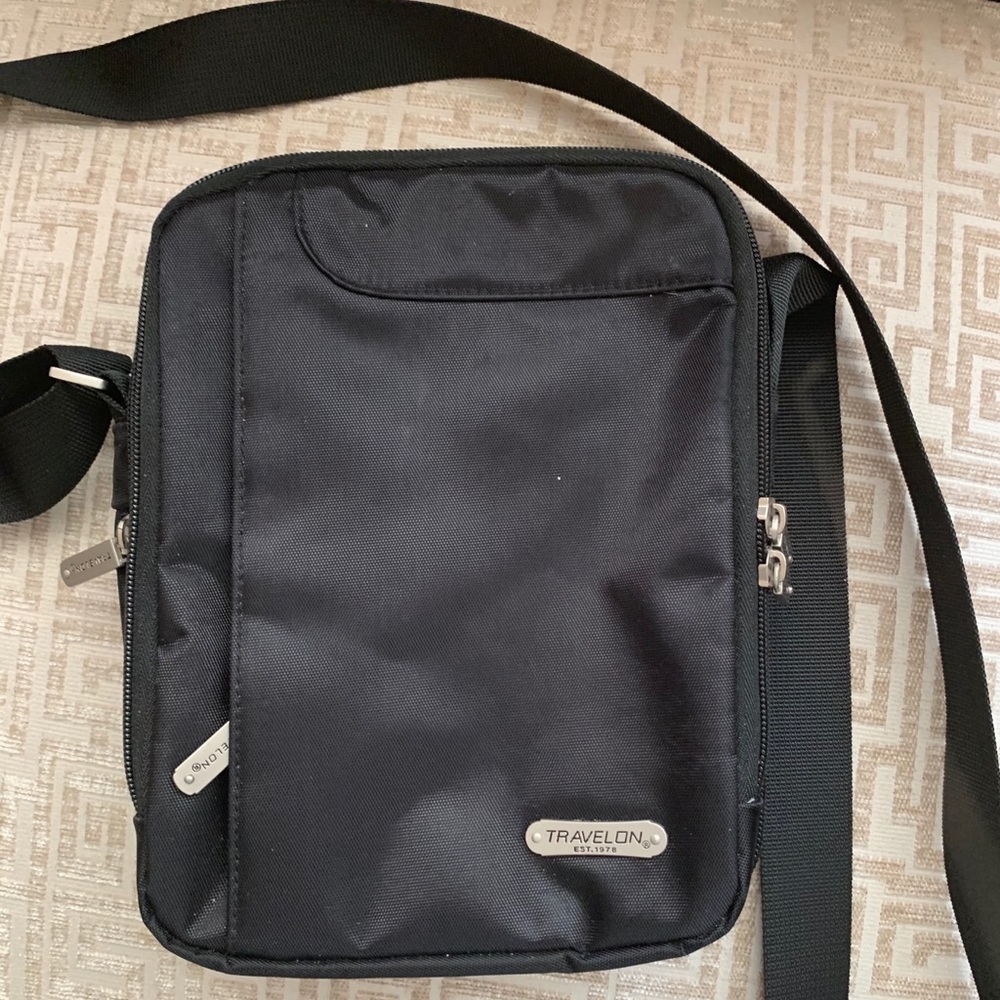 TRAVELON RFID. Crossbody